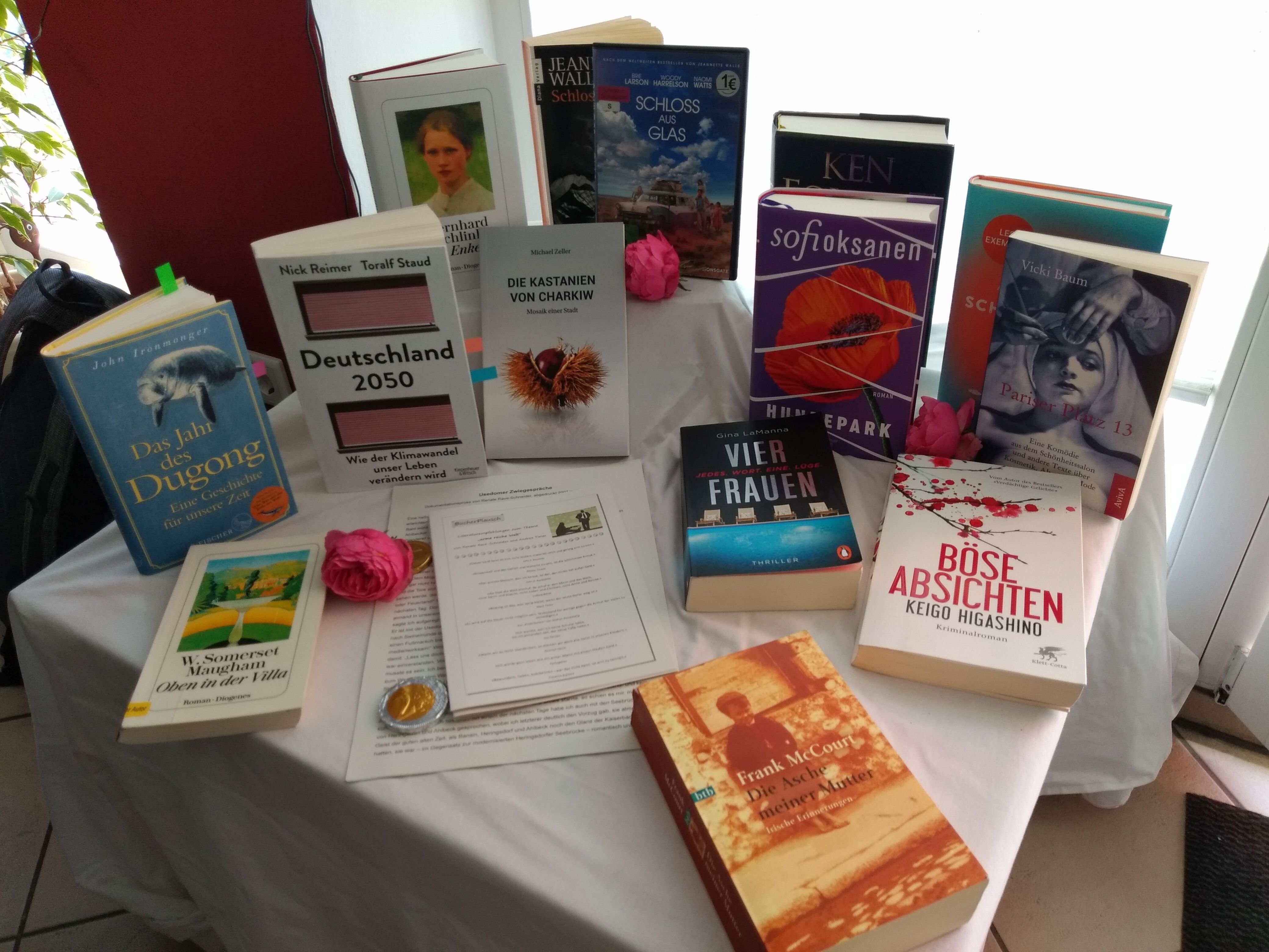 Büchertisch arme reiche Welt